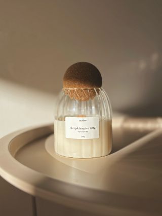 Limitované svíčky ve velikosti XXL ~ 250 g s kulatým víčkem jsou právě dostupné na e-shopu. 🫶🏻 Můžete si vybírat mezi...